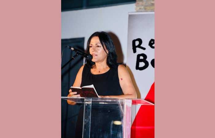 "Γράφω για όσα με βασανίζουν και για όσα αγαπώ!"- Συνέντευξη με τη λογοτέχνιδα Αγγέλα Καϊμακλιώτη