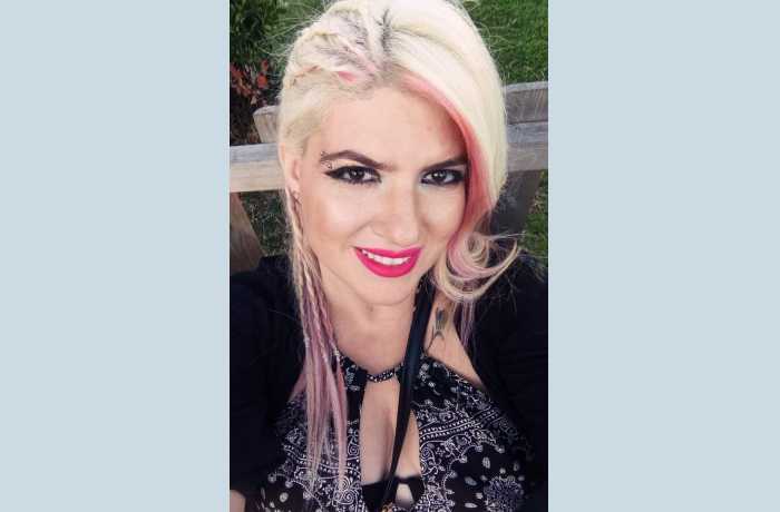 Δέκα ποιήματα της Τζένης Σακοράφα