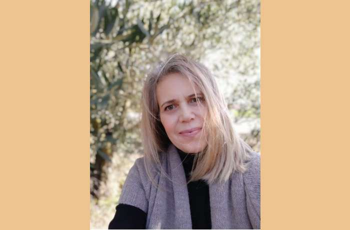 "Γράφω  για  να ελπίζω στο ανέφικτο, ν’ αντιστέκομαι στο παράλογο, ν’ αγαπώ το λάθος!"-Συνέντευξη με την ποιήτρια Ελένη Α.Σακκά