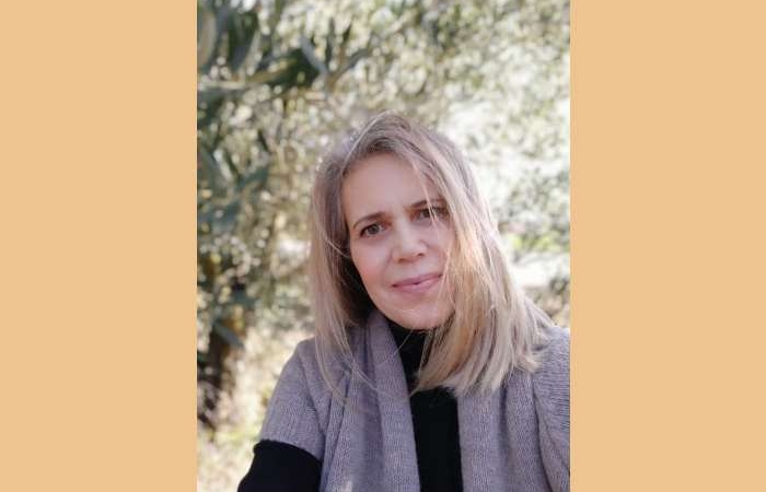 "Γράφω  για  να ελπίζω στο ανέφικτο, ν’ αντιστέκομαι στο παράλογο, ν’ αγαπώ το λάθος!"-Συνέντευξη με την ποιήτρια Ελένη Α.Σακκά