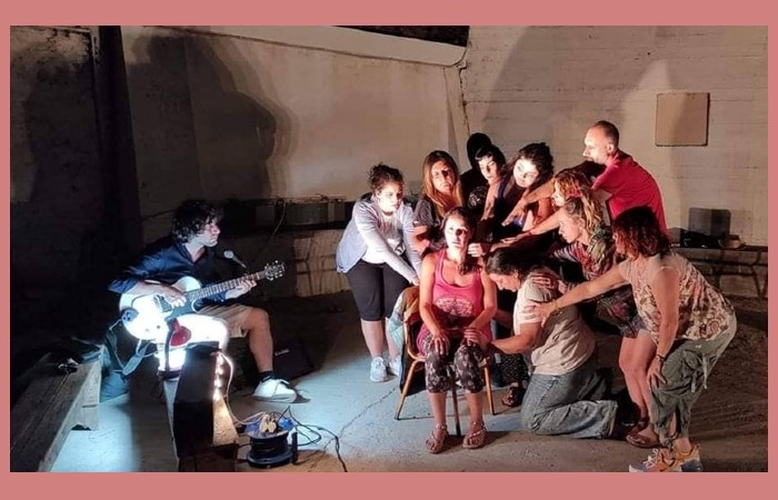 Το θεατρικό έργο «Τούμπα στα πλακάκια»  στο θέατρο Άλφα (Πέμπτη 24 Νοεμβρίου στις 9 μ.μ.)