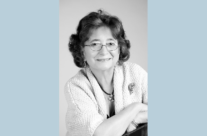 " Ήλθε η ποίηση στη ζωή μου να λύσει πολλά από τα ανθρώπινα μυστήρια! " -  Συνέντευξη με την ποιήτρια Λία Σιώμου