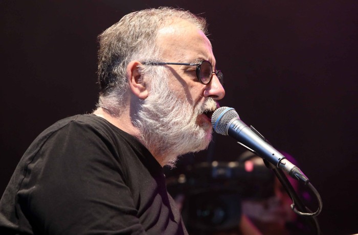 Δύο τραγούδια του Θάνου Μικρούτσικου για την άνοιξη