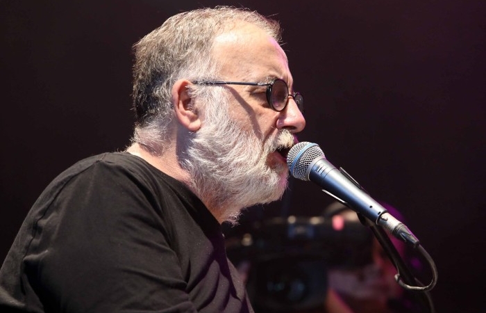 Δύο τραγούδια του Θάνου Μικρούτσικου για την άνοιξη
