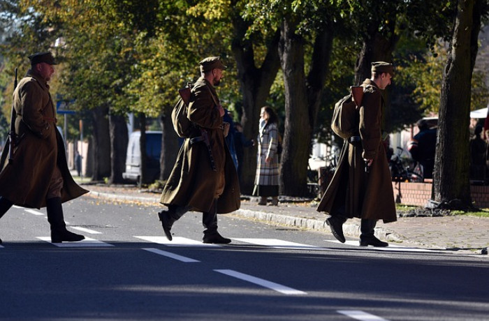 Φαντάροι απ' το χωριό στους δρόμους της πολιτείας-ΝΑΖΙΜ ΧΙΚΜΕΤ