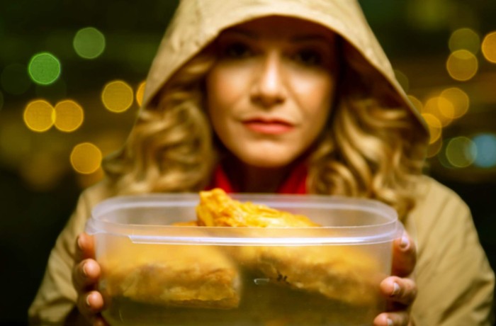 Παράταση για το συγκλονιστικό θεατρικό μουσικό μονόλογο της Αγγελικής Δαρλάση "Η Κρεατόπιτα" στο Τρένο στο Ρουφ